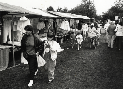 95132 Afbeelding van de markt op de camping Mijnden te Mijnden (gemeente Loenen aan de Vecht)